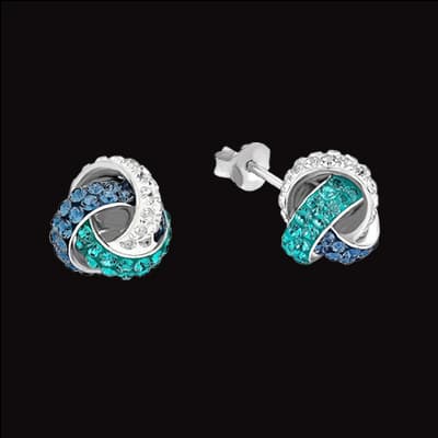 Ohrstecker in Knotenform mit blauen, grünen und weißen Steinen vor schwarzem Hintergrund