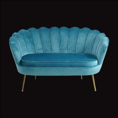 Blaue, muschelförmige Zweisitzer-Couch mit goldenen Beinen vor schwarzem Hintergrund