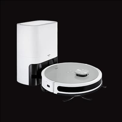 Weißer Saugroboter mit passender Ladestation auf schwarzem Hintergrund