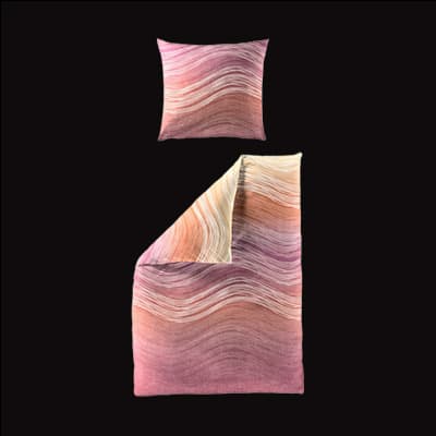 Bettwäsche-Set mit Kissen und Decke, beide haben ein wellenförmiges Muster in verschiedenen Rosa- und Beigetönen