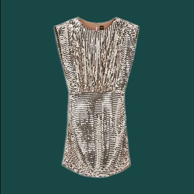 Silbernes Paillettenkleid auf grünem Hintergrund, ärmellos mit rundem Halsausschnitt
