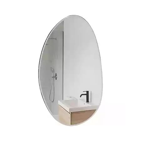 Ovaler Spiegel reflektiert modernes Badezimmer mit Dusche und Waschbecken mit schwarzem Wasserhahn