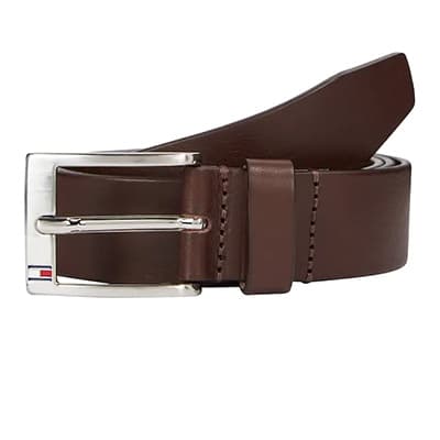 Brauner Gürtel mit silberner Schnalle und kleiner Flagge in Blau, Weiß, Rot an der Schnalle