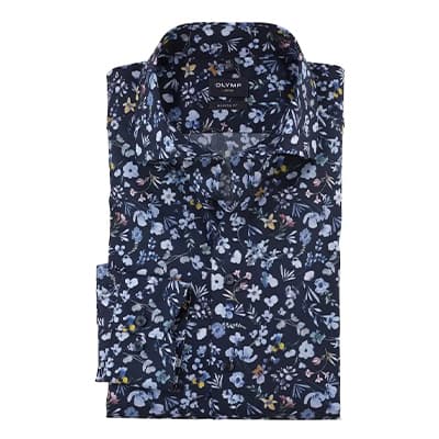 Gefaltetes Hemd mit buntem Blumenmuster auf dunklem Hintergrund, Hemdkragen sichtbar mit OLYMP-Logo