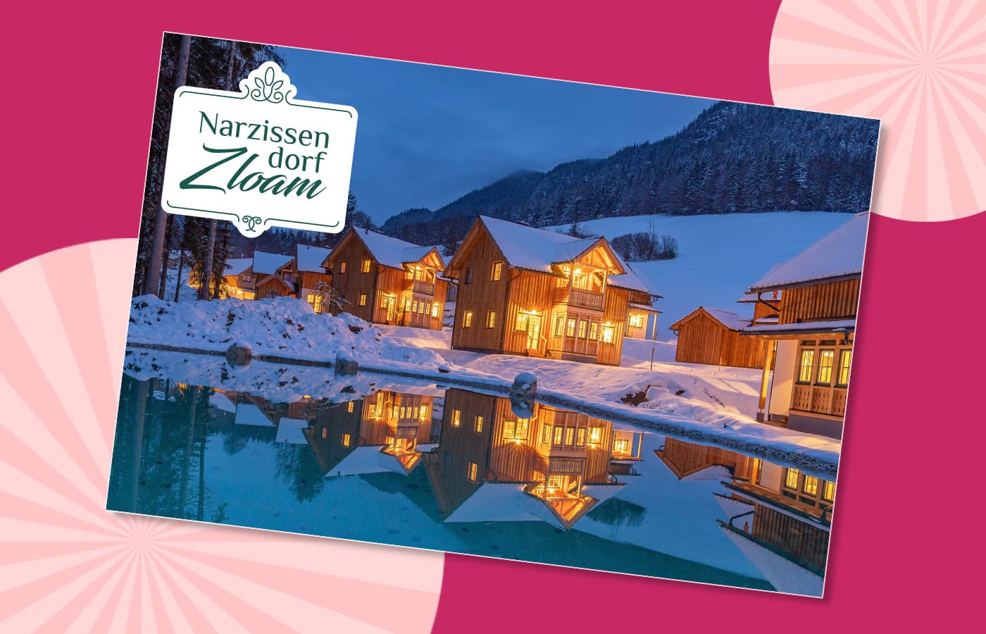 Narzissendorf Zloam – Holzchalets mit Beleuchtung, spiegeln sich im Wasser, umgeben von Schnee und Bergen in der Dämmerung