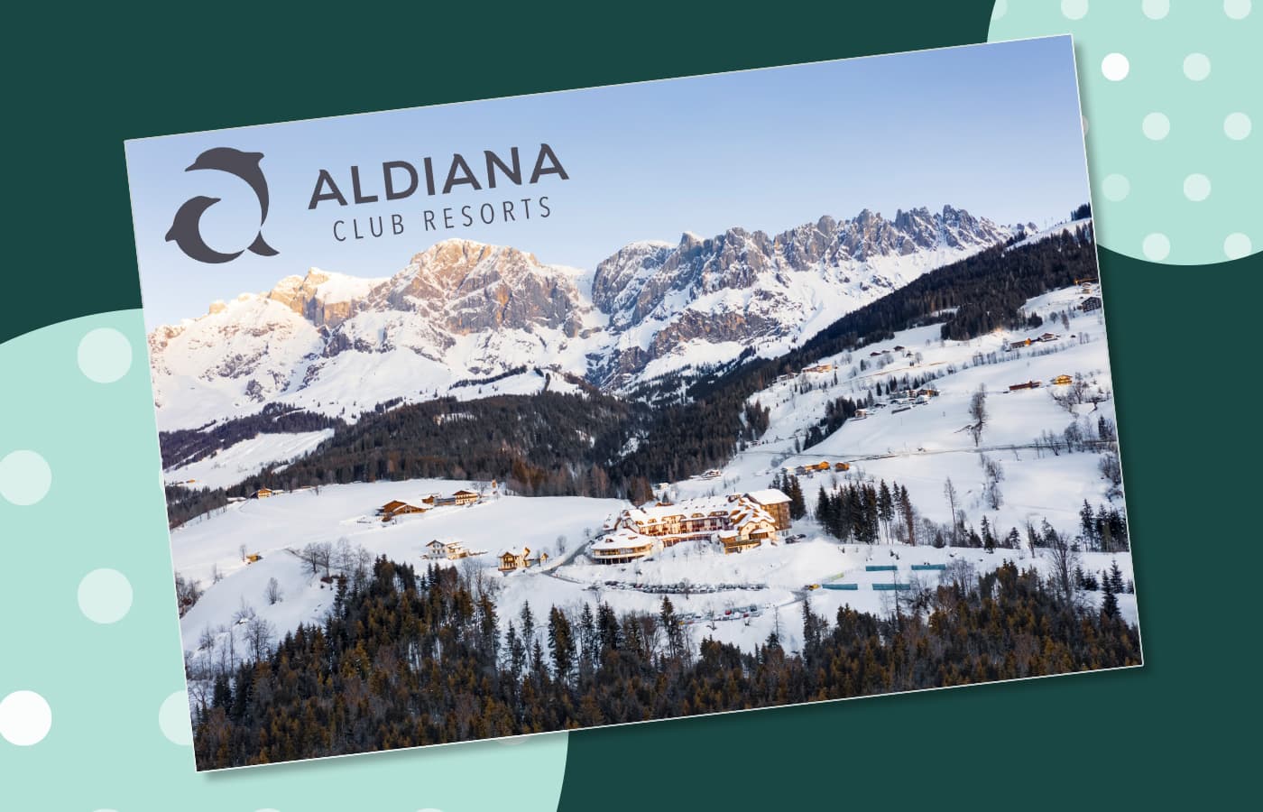 Aldiana Club Resorts – Schneebedecktes Bergdorf mit Hütten und Häusern vor imposanten Bergmassiv im Hintergrund