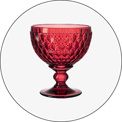 Rotfarbenes Glas mit Rautenmuster und Fuß, rund und transparent