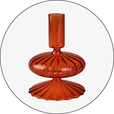 Braune Glasvase mit rundem, dekorativem Mittelteil und gerader Öffnung auf weißem Hintergrund