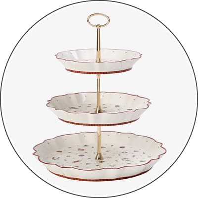 Drei Etageren mit welligem Rand und goldenen Standfuß, aufeinander gestapelt