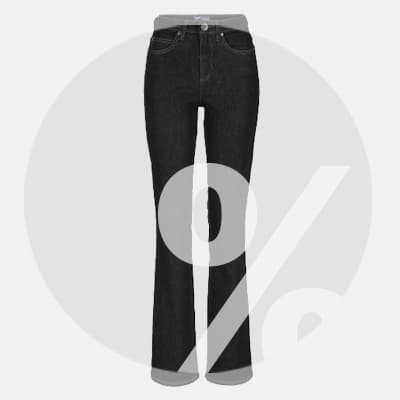 Schwarze Jeans mit ausgestellten Beinen, Prozentzeichen im Hintergrund