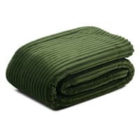 Gefaltete dunkelgrüne Decke mit Rippmuster, liegt auf weißem Hintergrund