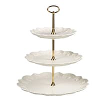 Weiße Etagere mit drei gestuften, blütenförmigen Tellern und goldenem Griff