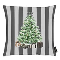 Kissen mit Weihnachtsbaum und Geschenken auf grauen und weißen Streifen