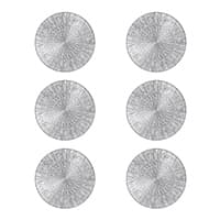 Sechs silberne runde Teller in zwei Spalten à drei Teller, gleichmäßig angeordnet