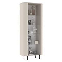 Schmaler, hoher Vitrinenschrank mit Glastüren und mehreren Einlegeböden, dekoriert mit verschiedenen Kunst- und Dekoobjekten