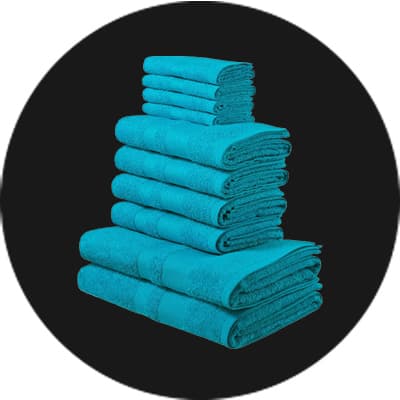 Stapel türkisfarbener Handtücher auf schwarzem Hintergrund