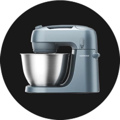 Kenwood Küchenmaschine mit silberner Rührschüssel auf schwarzem Hintergrund