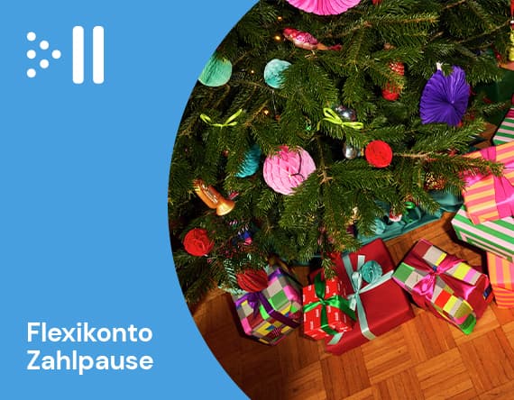 Flexikonto Zahlpause – Weihnachtsbaum mit farbenfrohen Geschenken darunter auf Holzboden
