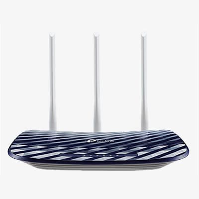 Schwarz-weißer WLAN-Router mit drei weißen Antennen, Vorderansicht