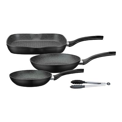 Drei verschieden große Pfannen und eine Grillpfanne mit schwarzen Griffen, daneben eine silberne Zange mit schwarzen Spitzen