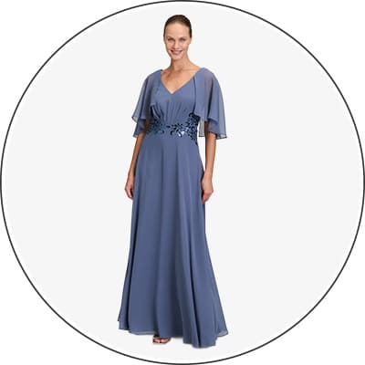 Frau in bodenlangem, blauem Kleid mit V-Ausschnitt und kurzen, weiten Ärmeln, verziert mit Blumenmuster an der Taille