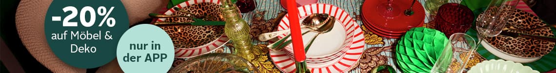 -20 % auf Möbel & Deko, nur in der APP – Bunt gedeckter Tisch mit verschiedenen Tellern, Gläsern und Besteck