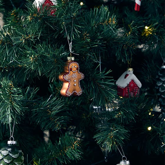 Weihnachtsbaum mit Lebkuchenmann und Hausanhänger als Dekoration