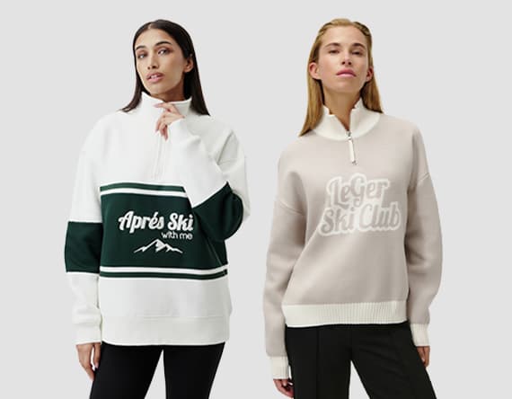 Zwei Frauen in Skisweatern – links „Après Ski with me“, rechts „LeGer Ski Club“