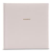 Beiges Fotoalbum mit goldener Aufschrift "MEMORIES" auf dem Einband.
