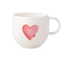 Weiße Tasse mit rosa Herzmotiv auf der Vorderseite