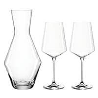 Karaffe und zwei Weingläser aus klarem Glas nebeneinander stehend