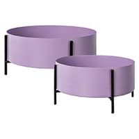 Zwei lila Pflanzgefäße auf schwarzen Ständern, ein großes und ein kleines.