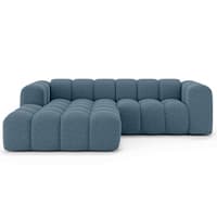 Blaue, moderne Eckcouch mit gepolsterten, quadratischen Segmenten.