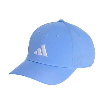 Himmelblaue Kappe mit weißem Logo auf der Seite.