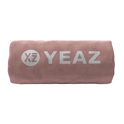 Gerolltes Handtuch in Rosa mit YEAZ-Logo