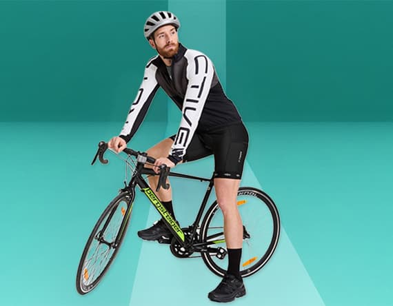 Mann in Radfahrerkleidung sitzt auf einem Rennrad vor türkisfarbenem Hintergrund