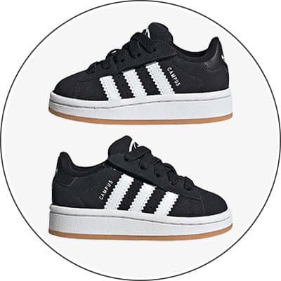 Zwei schwarze Kindersneaker mit weißen Streifen und brauner Sohle.