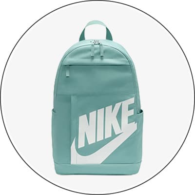 Mintgrüner Nike-Rucksack mit großem weißen Nike-Logo auf der Vorderseite.