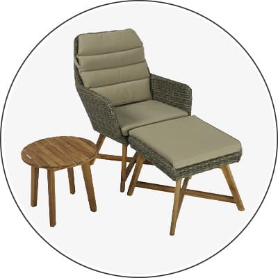 Geflecht-Stuhl mit Fußteil und kleinem Holztisch