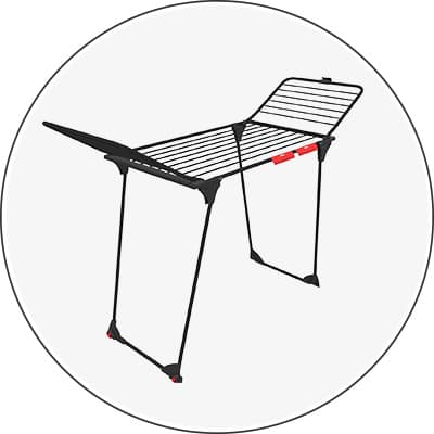 Schwarzer Wäscheständer mit ausklappbaren Flügeln und roten Akzenten, auf weißem Hintergrund