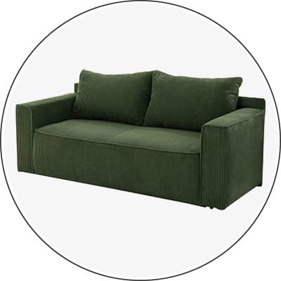 Grünes Sofa mit breiten Armlehnen und zwei Kissen auf weißem Hintergrund