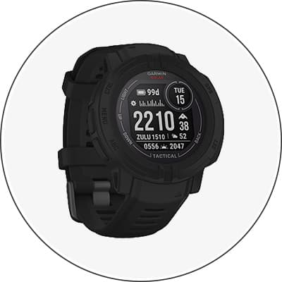 Schwarze Garmin-Tactical-Solar-Uhr zeigt Uhrzeit, Datum und verschiedene Messwerte auf dem Display