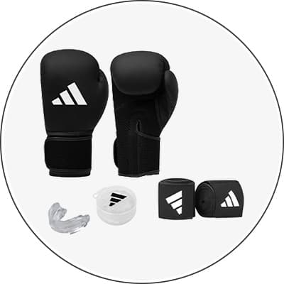 Boxhandschuhe-Set bestehend aus schwarzen Handschuhen, Bandagen und Mundschutz mit Markenlogo