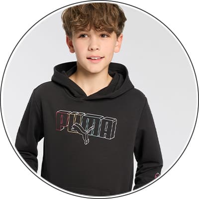 Junge in schwarzem Puma-Hoodie mit buntem Logo.