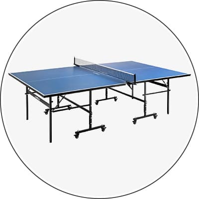 Tischtennisplatte mit blauem Spielfeld und Netz, auf klappbaren schwarzen Beinen mit Rollen