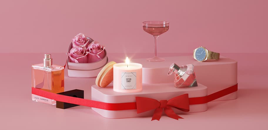 Geschenkset mit Parfüm, Uhr, Kerze, Rosen und Glas auf rosa Hintergrund