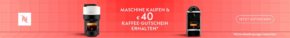 Maschine kaufen & €40 Kaffee-Gutschein erhalten – Zwei Kaffeemaschinen vor roter Wand, Nespresso-Logo links