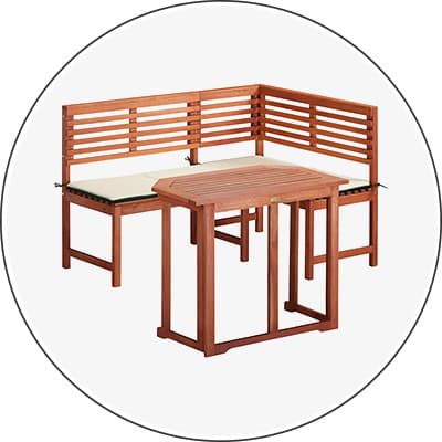 Eckbank und Tisch aus Holz mit hellen Sitzpolstern