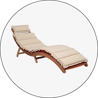 Geschwungene Liege aus Holz mit beigen Polstern und Kopfstütze