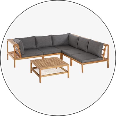 Ecksofa mit grauen Polstern und passendem Holztisch auf weißem Hintergrund